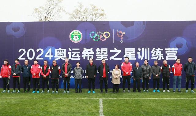 2024年吴宇森将其代表作《喋血双雄》进行了翻拍，他将周润发的角色变为了由娜塔莉·伊曼纽尔饰演的女杀手，弱化了原作中的兄弟情，让女性从被害者变为了复仇和反击的形象，为角色赋予了新时代的意义。
