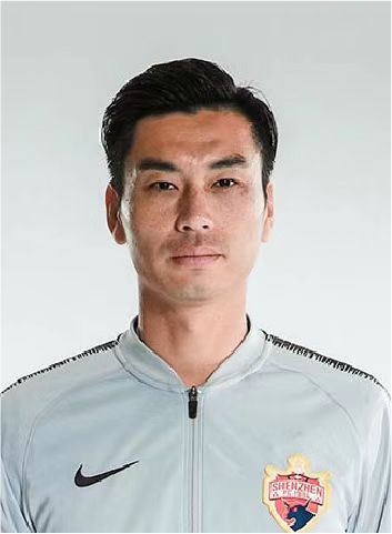 《咒丝》剧照恐怖升级 梁静凄艳红衣怨气逼人 2013-04-28 近日，由著名兄弟导演赵小溪、赵小鸥执导，戴立忍、翟文斌、孔千千主演，安琥、张瑶、郭家铭、王翊菲联合主演，梁静、高群书特邀出演的高水准恐怖片《咒丝》曝光了梁静的系列恐怖剧照，所有画面都阴森压抑十足。