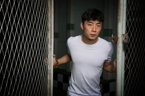 当地时间9月22日，导演科林·特莱沃若又在自己的社交网站上晒出一张早前的片场照，而这张照片恰好与原版《侏罗纪公园》中的情节有趣呼应。