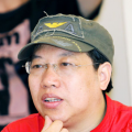 此前电影在柏林展映时曾将不少外国人吓得够呛，吊足了大家的胃口，今日该片又推出一组烈火焚身的“重口味 杜可风罗马电影节红毯耍宝 熊抱崔健下跪倪虹洁 2013-11-14 罗马，当地时间11月13日，第8届罗马电影节，电影《蓝色骨头》首映礼举行。
