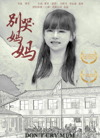 斯嘉丽身穿黑色蕾丝镂空裙，脚踩黑色高跟鞋，性感女神风采不言而喻。